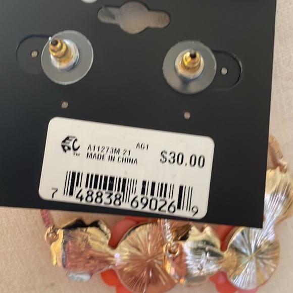 🌻NWT Guess fashion gold tone and crystal floral circle earrings. Fun!!​ - Picture 5 of 5